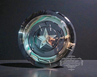 "Individuell graviertes schwarzes Captain America Schild - ""Battle Finish"" Metallstütze."