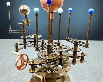 Planetario de metal con sistema solar: decoración científica de estilo antiguo con base de madera