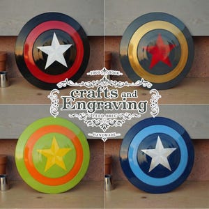 Puede incluir: Cuatro escudos redondos y coloridos con diseños de estrellas. Los escudos son negros, rojos y blancos; grises, dorados y rojos; verdes, naranjas y amarillos; y azules, celeste y blancos. Los escudos tienen un acabado brillante. El texto "Crafts and Engraving" es visible.