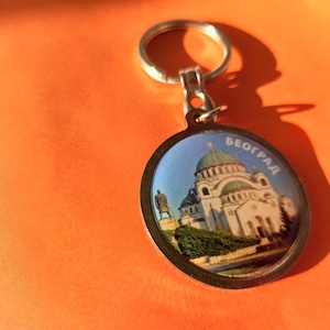 Portachiavi vintage di Belgrado, Serbia, portachiavi con lo stemma serbo, ciondolo con la chiave del tempio di San Saverio, regalo della Jugoslavia balcanica