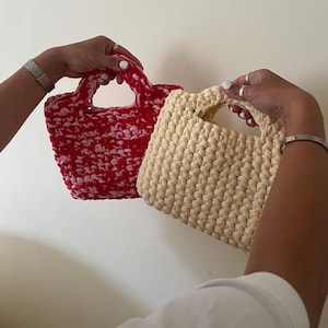 The Elle Bag crochet pattern, video tutorial link + step-by-step guide, crochet handbag tutorial, Tshirt yarn crochet PDF pattern