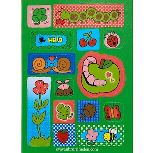 Könnte beinhalten: Ein Bogen mit bunten Aufklebern mit verschiedenen Cartoon-Illustrationen auf grünem Hintergrund. Designs umfassen ein vierblättriges Kleeblatt, eine Raupe, Kirschen, einen Marienkäfer, Schnecken, einen Apfel mit einem Wurm, eine Blume, eine Erdbeere, eine Biene und einen Schmetterling. Das Wort "HELLO" ist ebenfalls vorhanden.