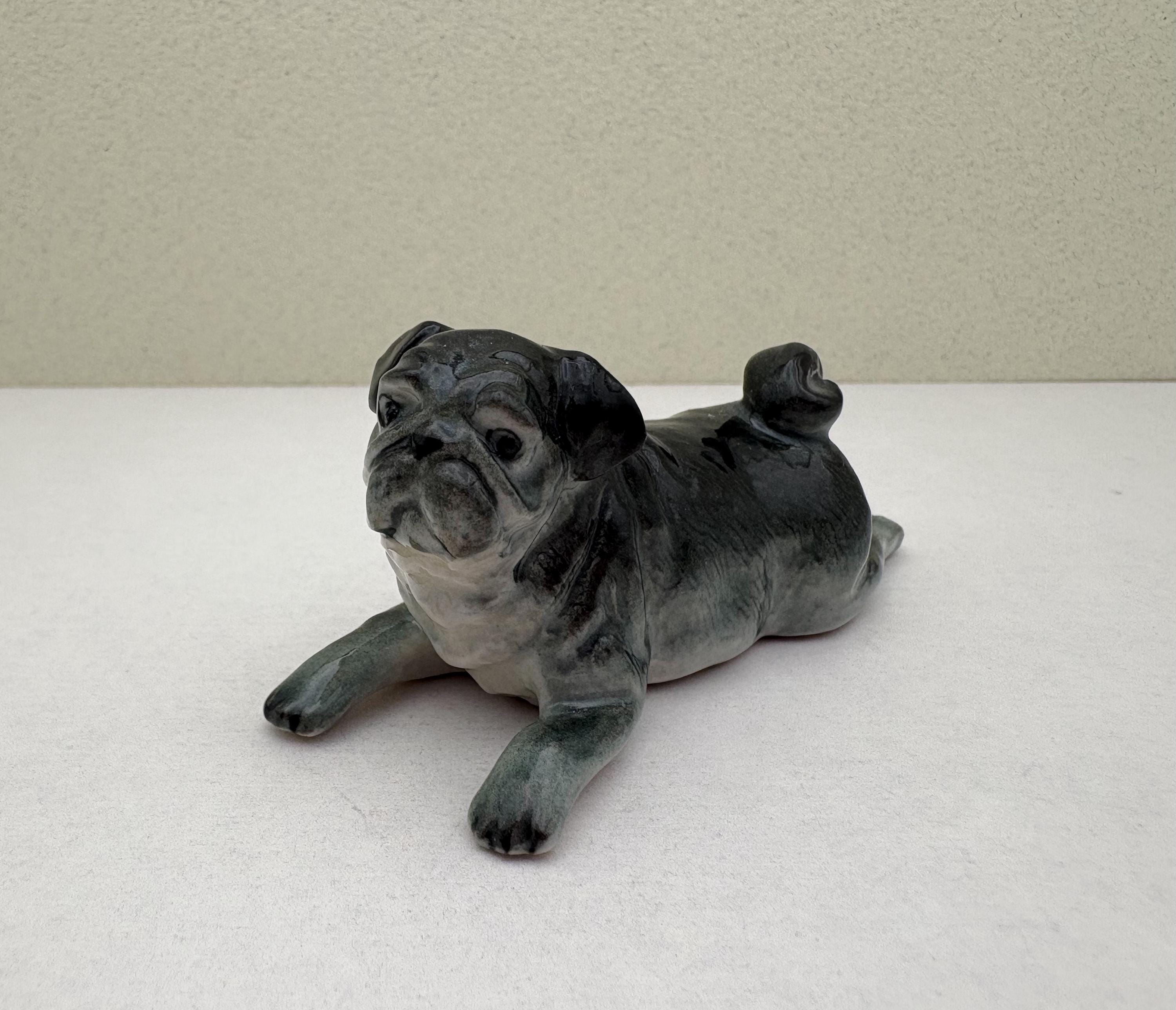 陶器製パグの置物 - 手描きのミニチュア犬、子鹿色または黒色の子犬の