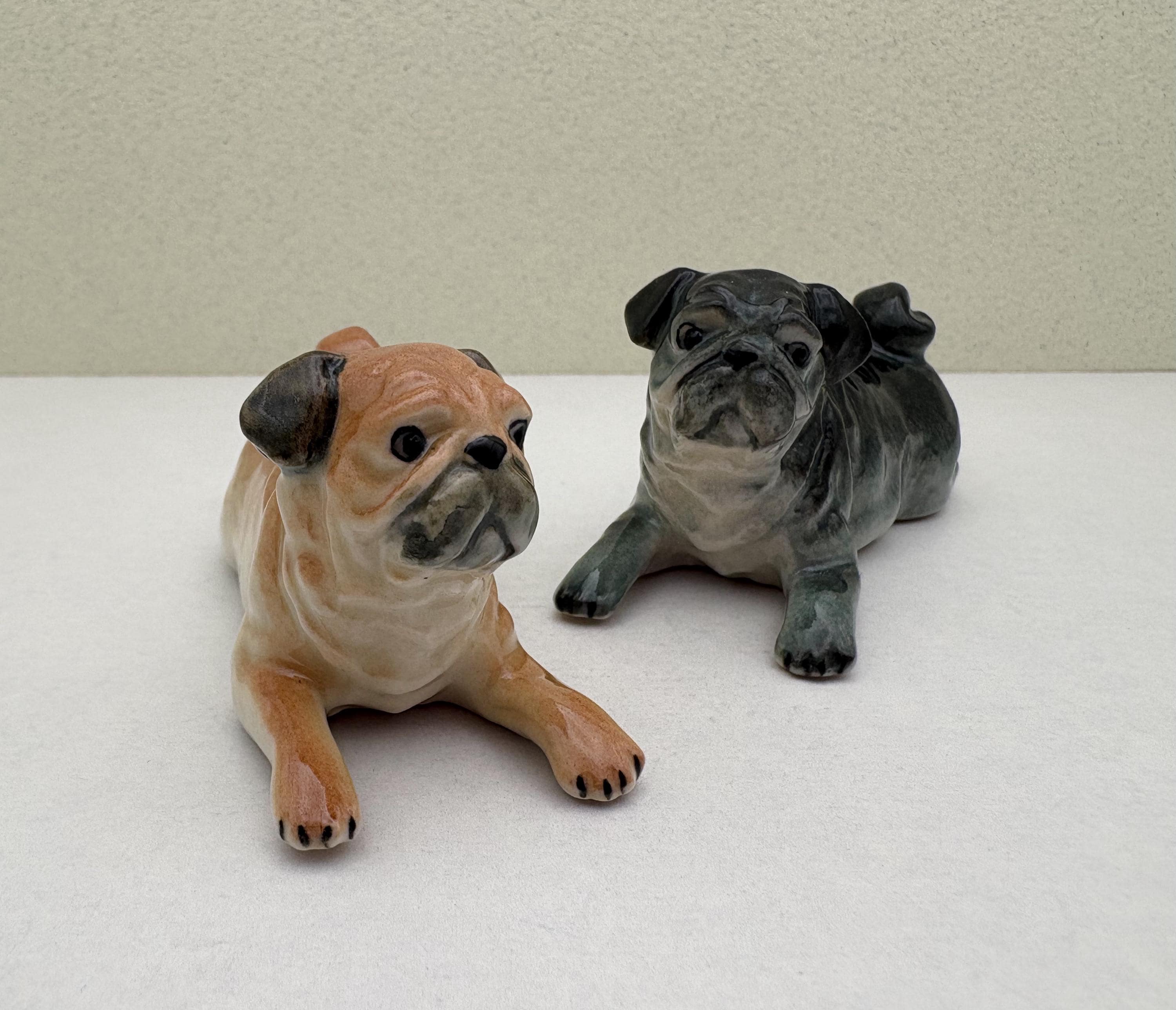 陶器製パグの置物 - 手描きのミニチュア犬、子鹿色または黒色の子犬の