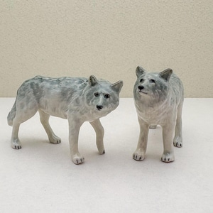 Lifelike Ceramic Wolf Pair Figurines - Wildlife Collectible Sculptures, Hand-Painted Home Decor for Animal Lovers & Rustic Charm