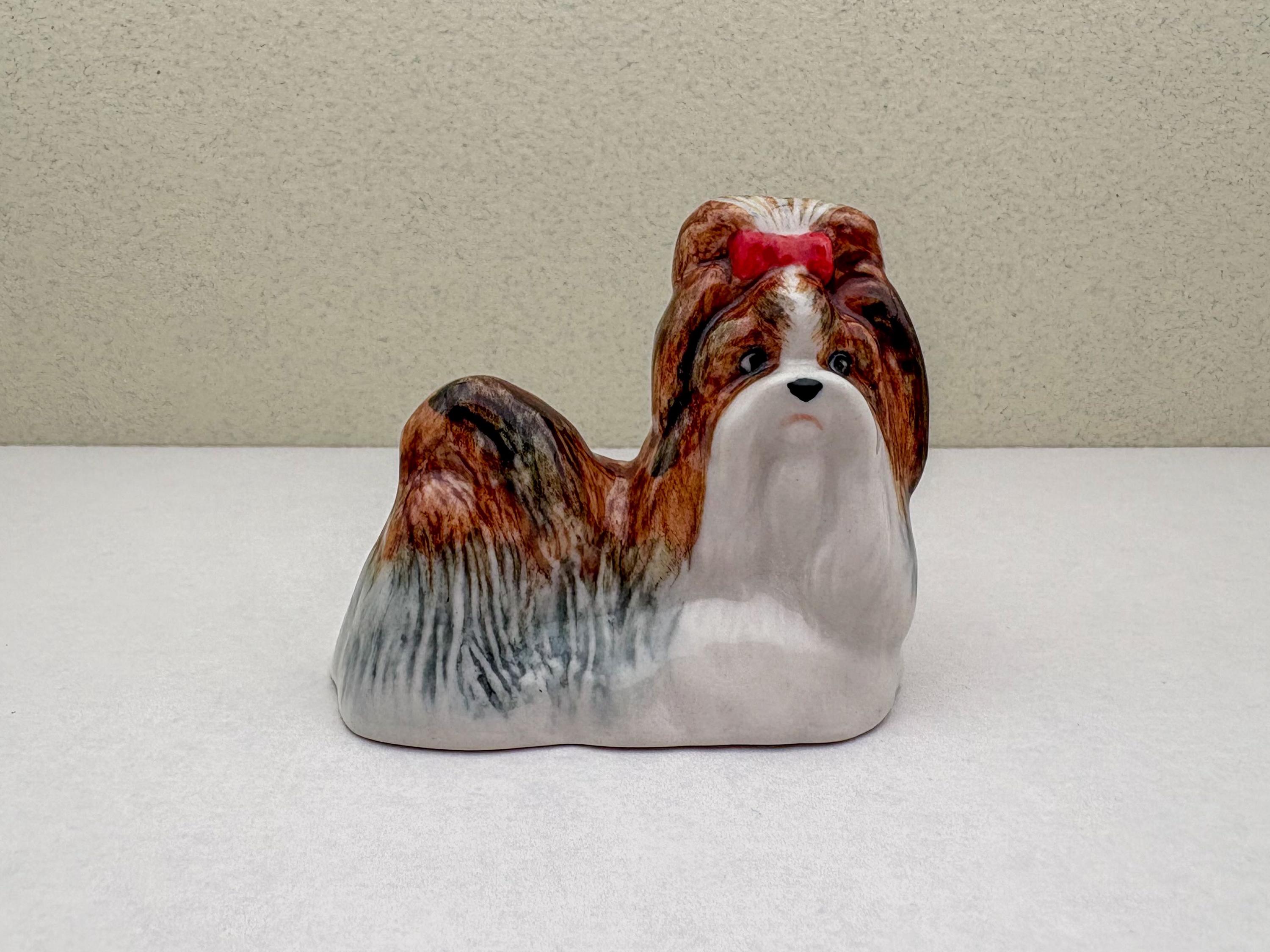 手描きのシーズーの陶器の置物：コレクター向けの犬の像 - Etsy 日本