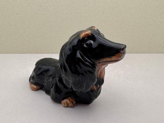 ダックス　犬の形の黒い陶器の置物 手作り陶器製長毛ダックスフントの置物：犬好きのためのインテリア