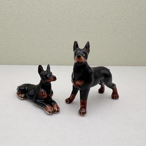 Dobermann Hund Figuren Set - Handbemalte Keramik Miniaturen - Realistische Sammler Skulptur - Einzigartiges Geschenk für Hundeliebhaber