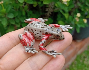 Handgefertigte Keramik Frosch Figur: Gefleckte rote Tierskulptur
