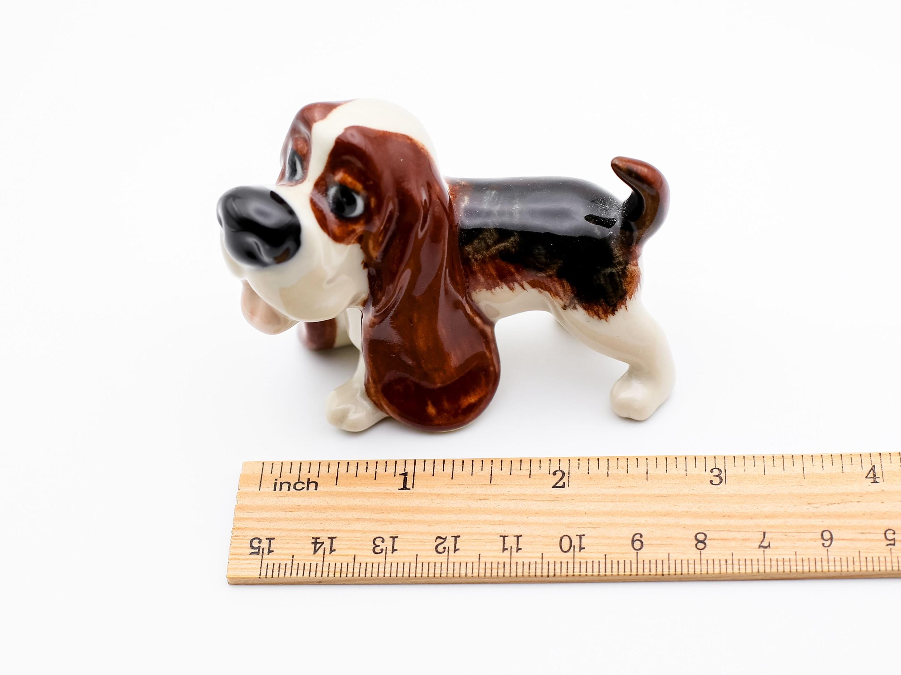 手描きのバセットハウンドの陶器の置物：コレクター向けの犬の装飾品