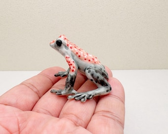 Handgeschilderd keramisch figuurtje kikker pijlgifkikker – miniatuur natuurdecor