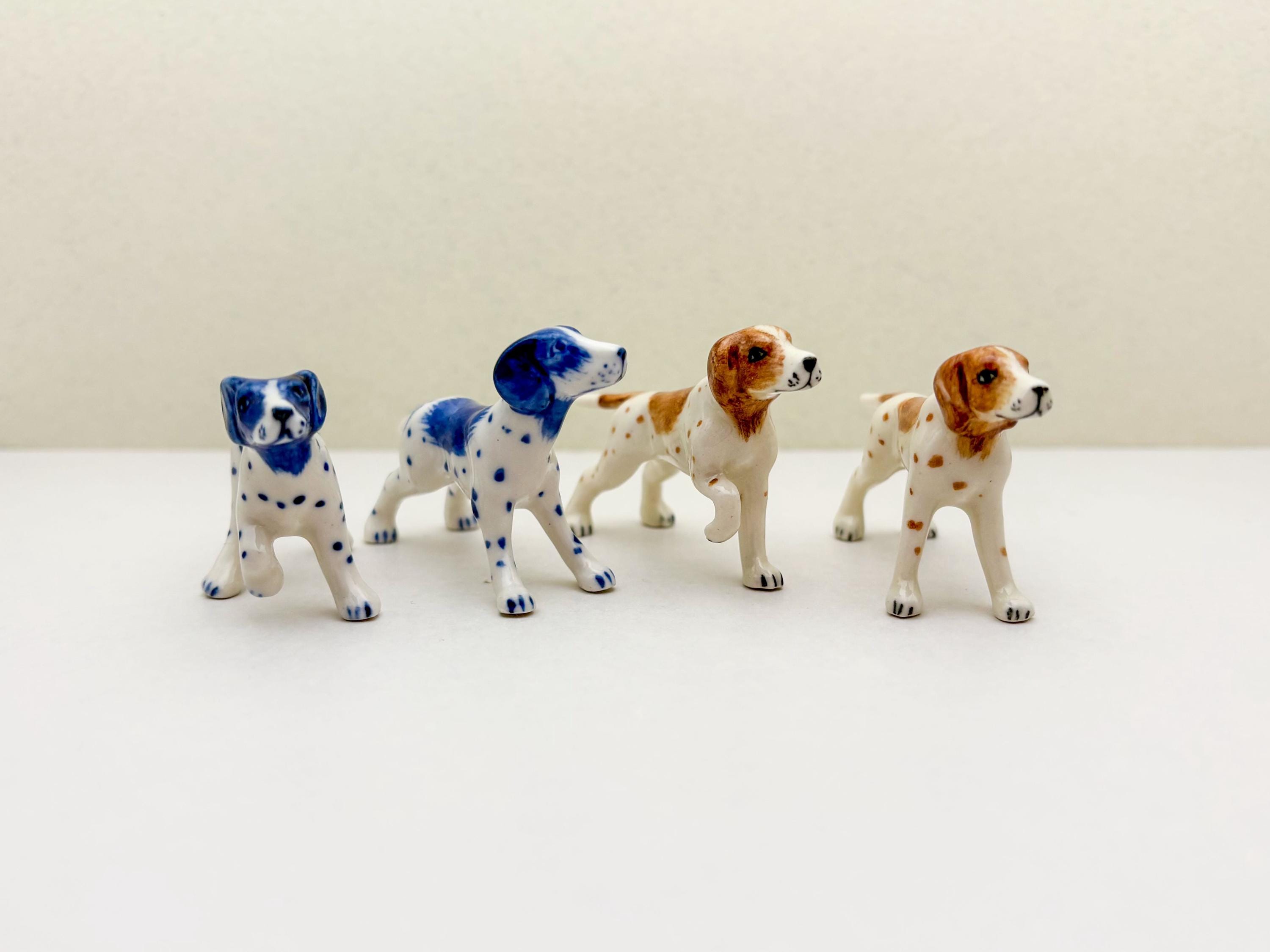 手描きの陶器製ポインター犬置物：エレガントなホームデコレーション 