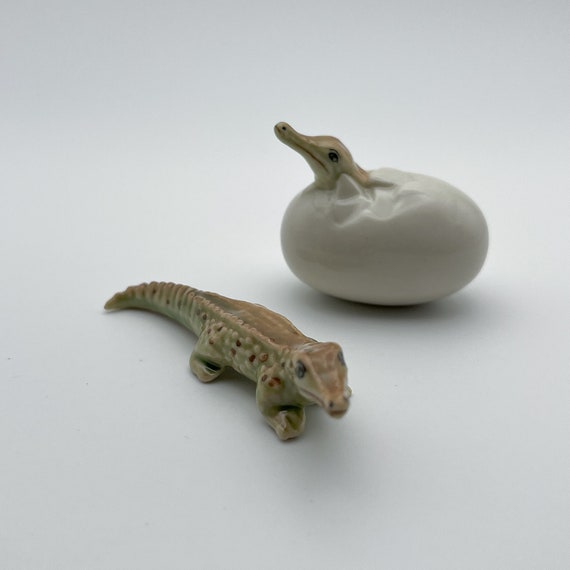 生まれたばかりのワニの陶器の置物：孵化した赤ちゃん動物の像 - Etsy 日本