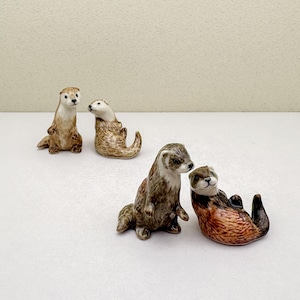 Handgeschilderde keramische otterbeeldjes: miniatuur natuurdecor