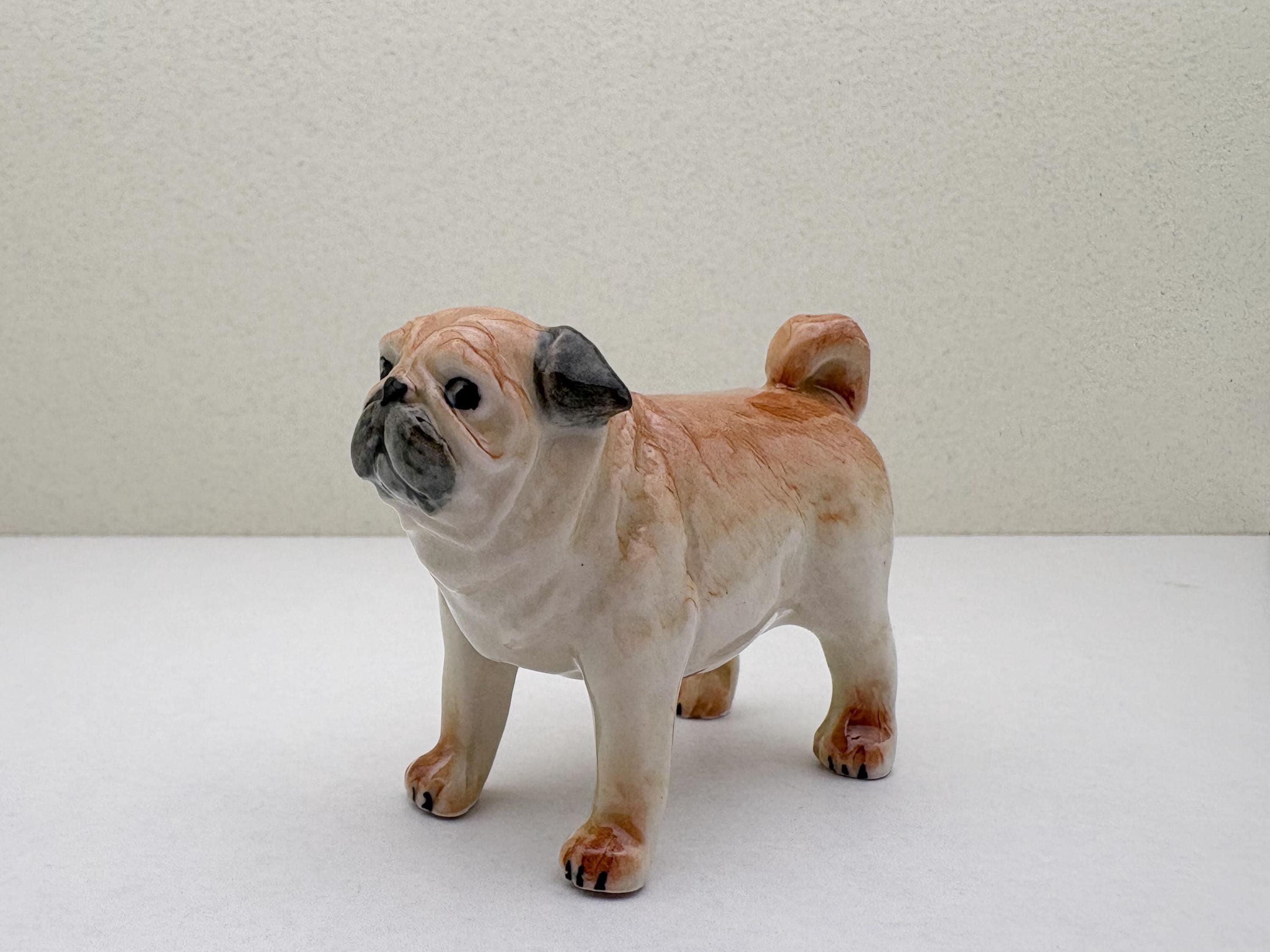 手描きの陶器製パグの置物：ミニチュア犬のコレクターアイテム - Etsy 日本