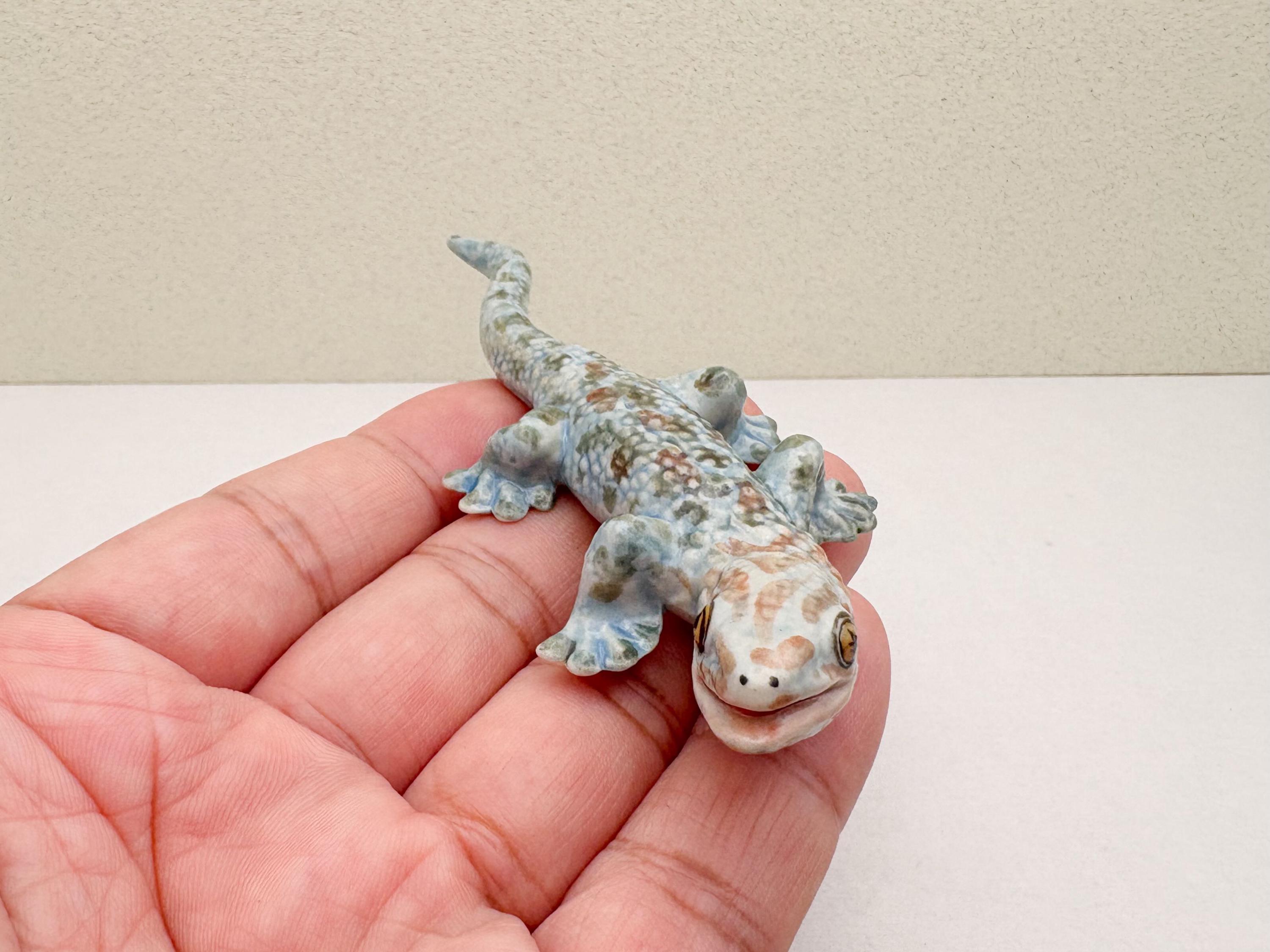 手作りの陶器製ヤモリの置物：微笑むトカゲの棚飾り - Etsy 日本
