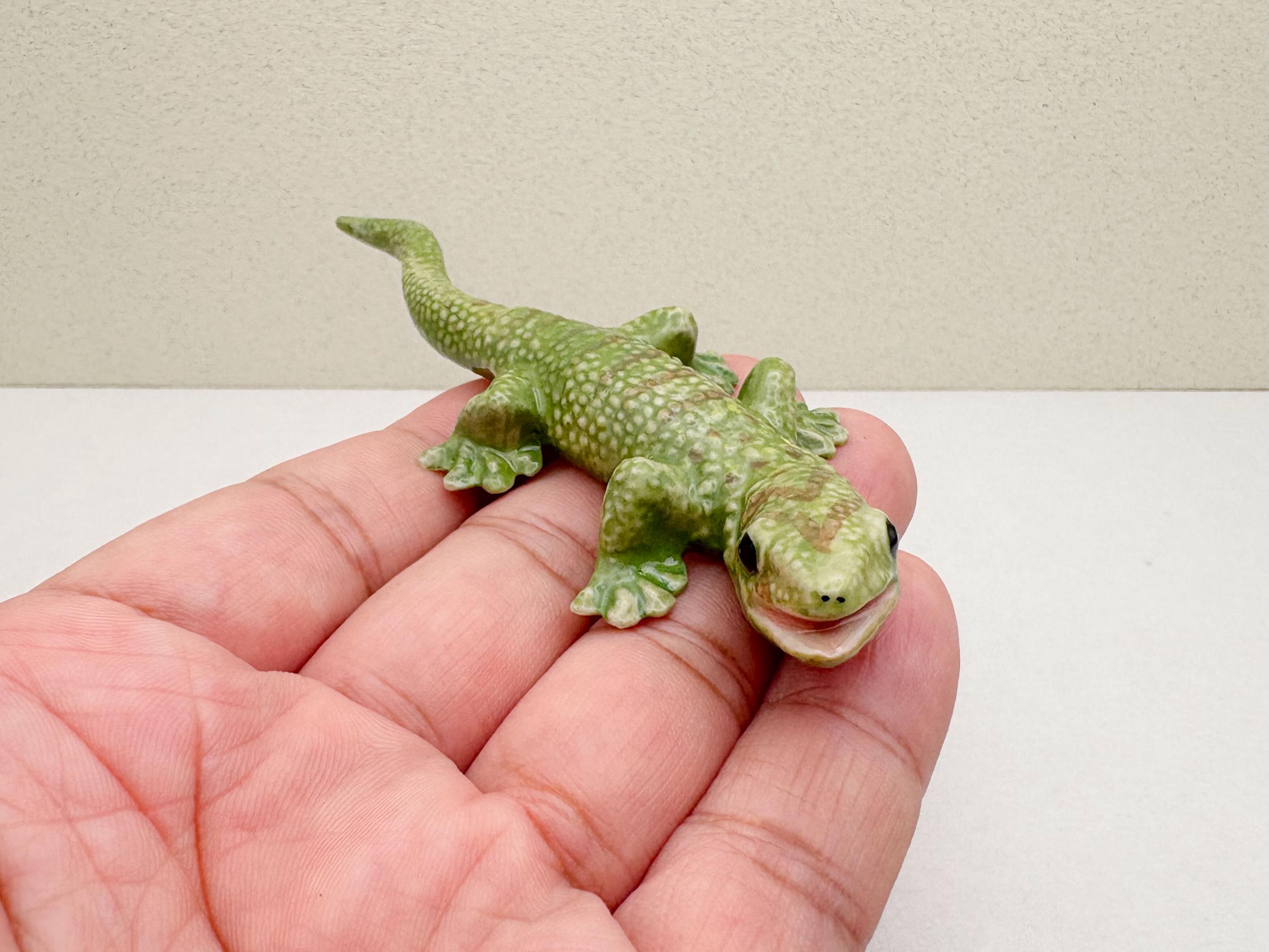 陶器の飾り　ヤモリ チビ陶器の家守（ヤモリ）壁飾り（アカ尾巻） - 陶器の招き猫