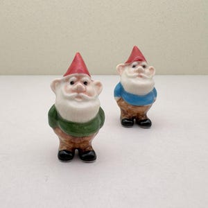 Mini estatueta de gnomo de jardim de cerâmica – colecionável pintada à mão