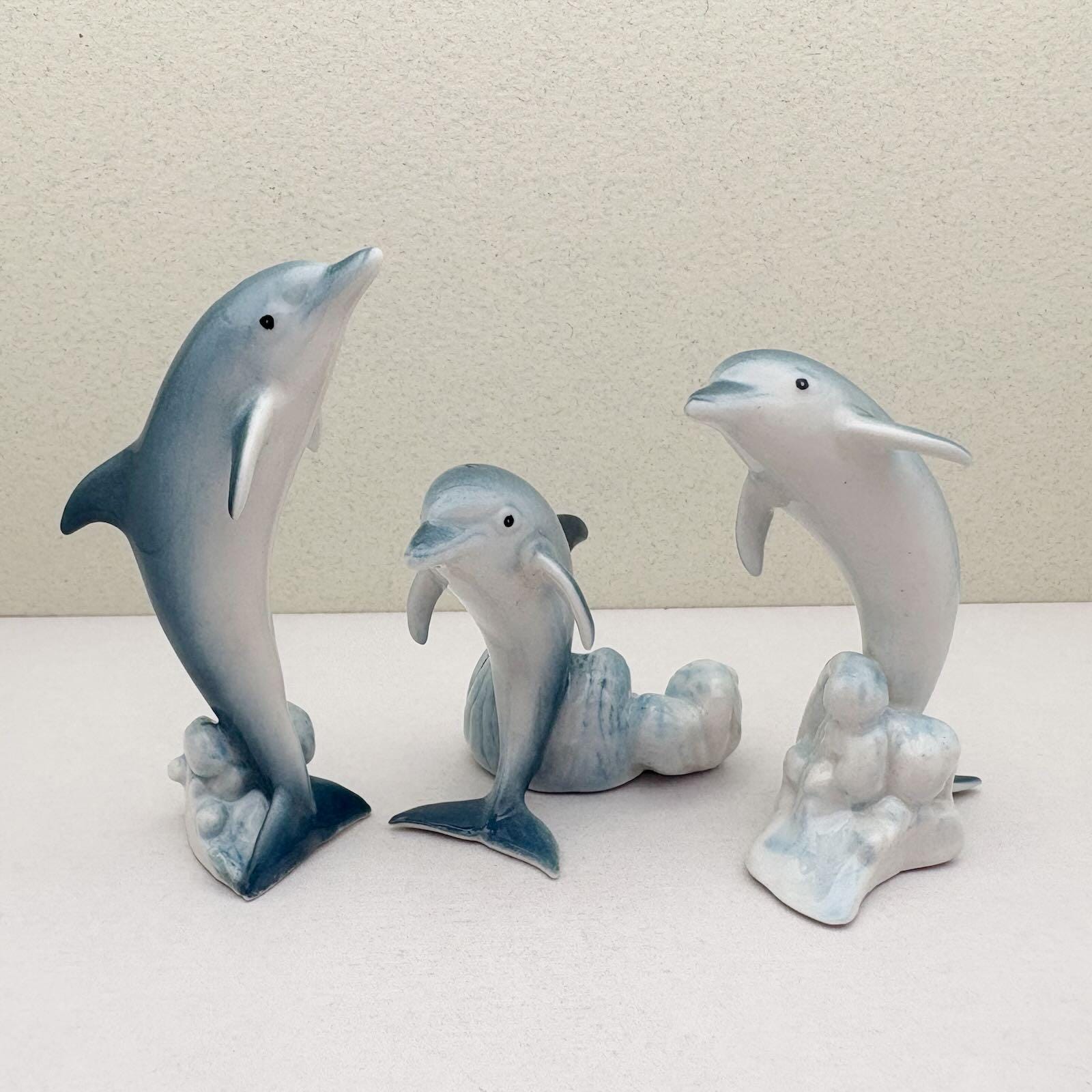 手作りの陶器製イルカの置物3点セット • 海の装飾 • 青と白の