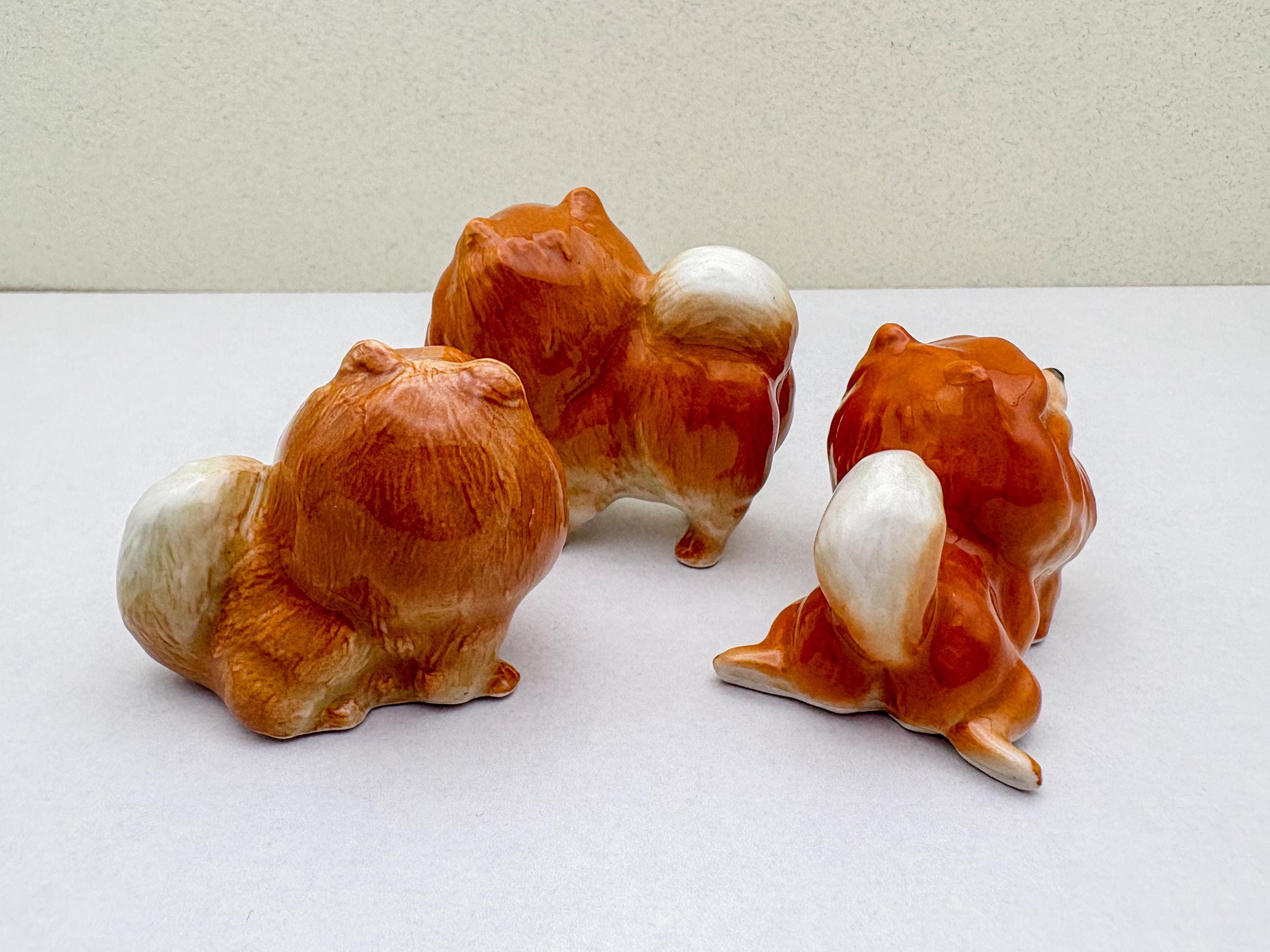 手描きのオレンジ色のポメラニアンの陶器の置物：犬好きへのギフト