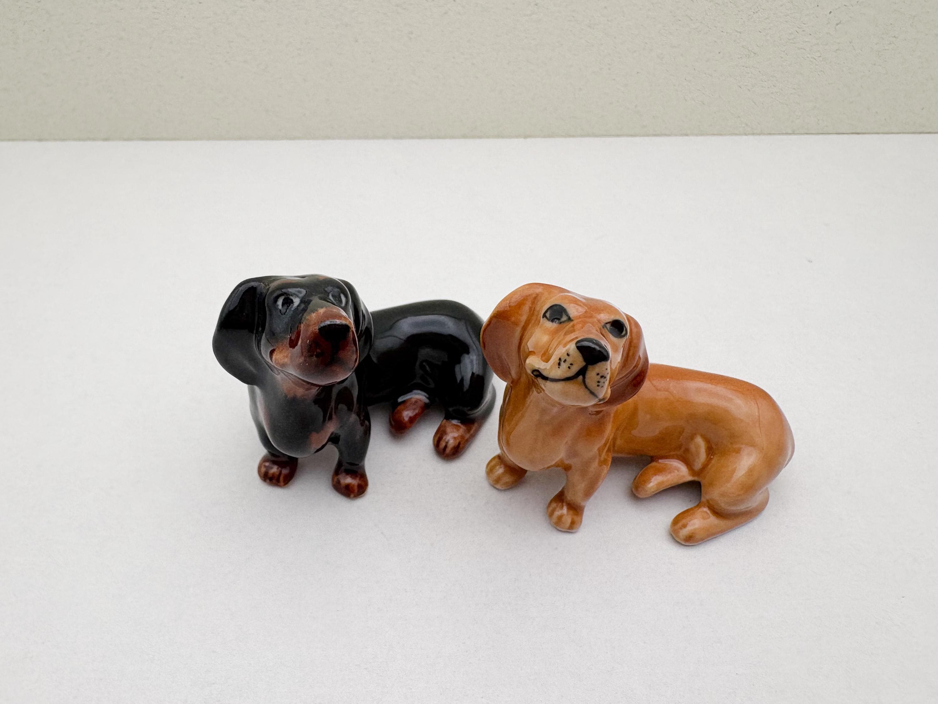Figurine Vintage Chien Teckel/basset - Céramique Blanche Et Bleue - Miniature - Très Bon état