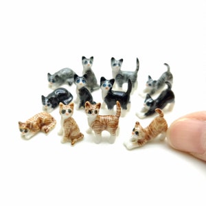ミニ陶器猫の置物 - 遊び心のある手描きの4体セット、複数の色、猫愛好家やミニチュアコレクターへの素晴らしい贈り物