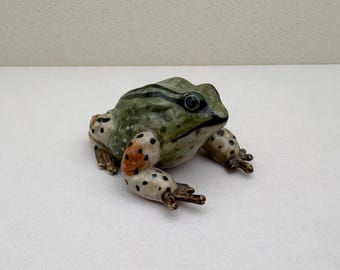 手作りの陶器製カエルの置物：奇妙な彫刻アート、かわいいカエル