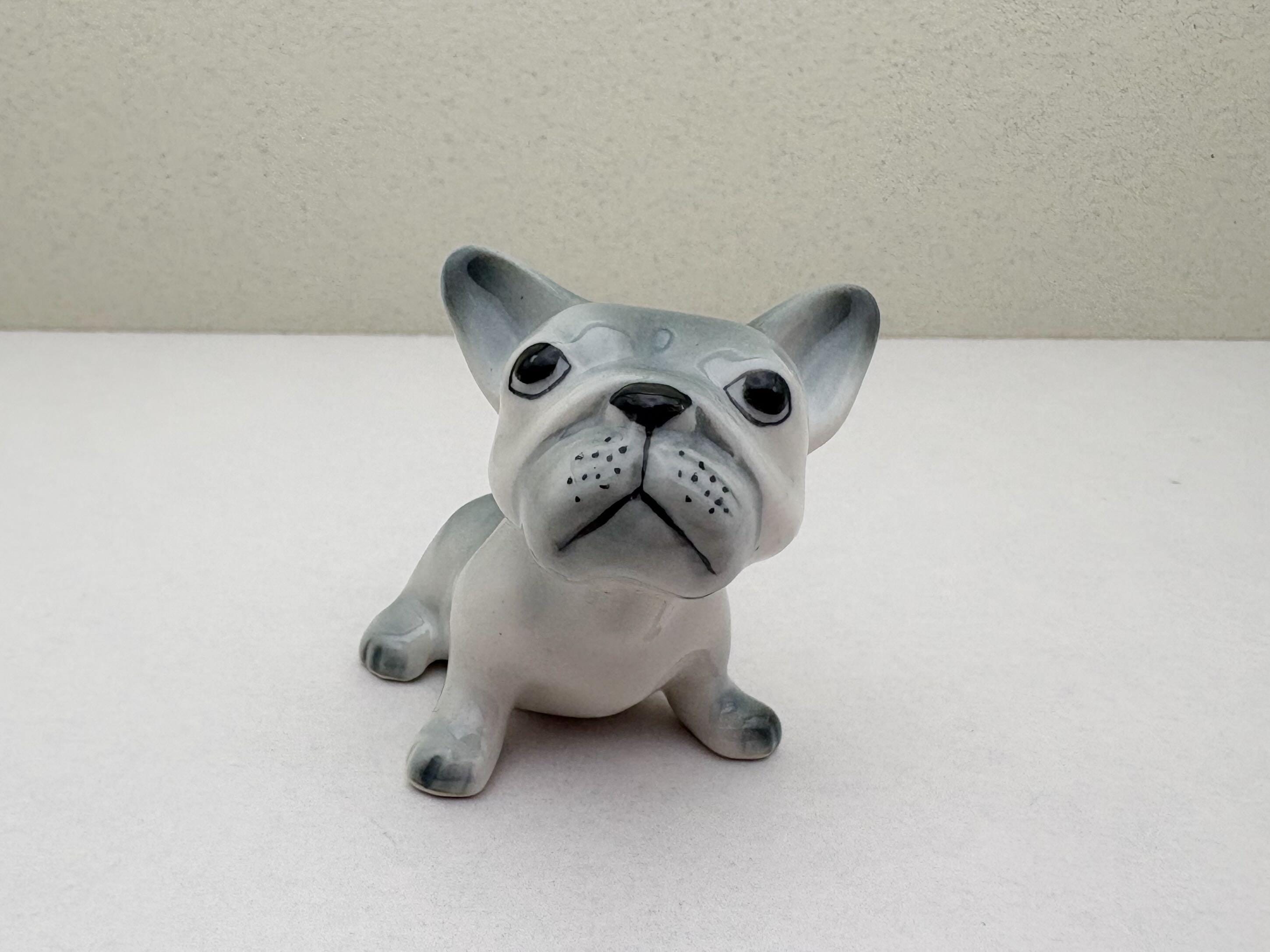 手作りのフレンチブルドッグの陶器の置物：コレクター向けの犬の像 