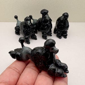 エレガントな黒のプードルの置物 - 陶器製の犬の彫刻、遊び心のある4つのポーズ、コレクターやギフトに最適な光沢のある手作りのペットの装飾品