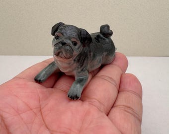 陶器製パグの置物 - 手描きのミニチュア犬、子鹿色または黒色の子犬の