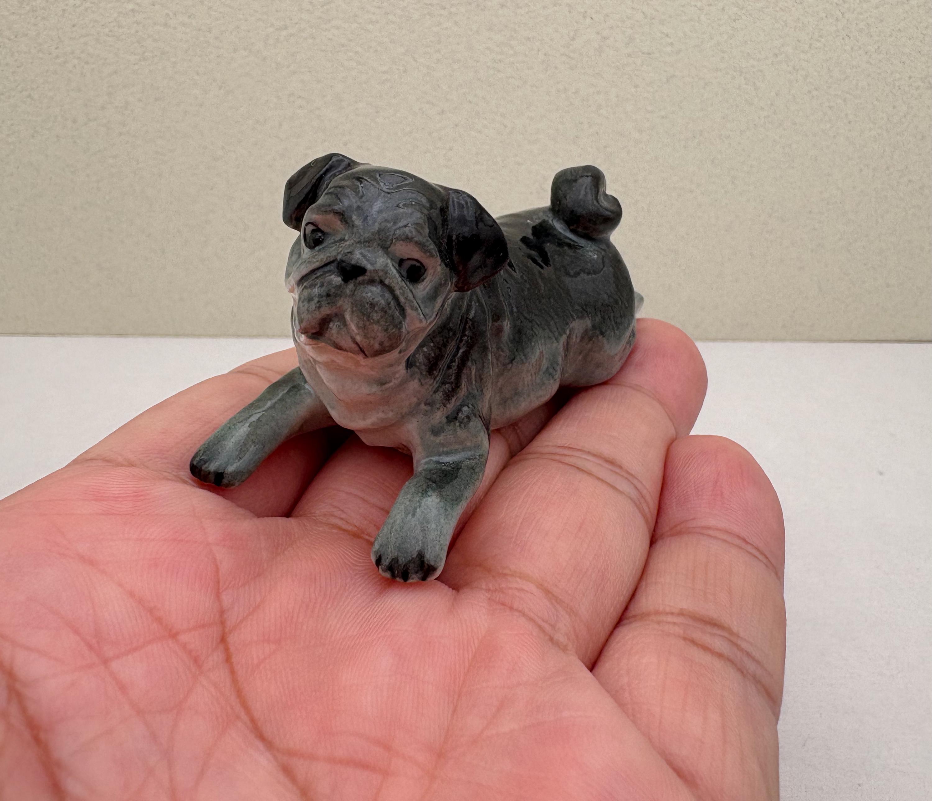 陶器製パグの置物 - 手描きのミニチュア犬、子鹿色または黒色の子犬の