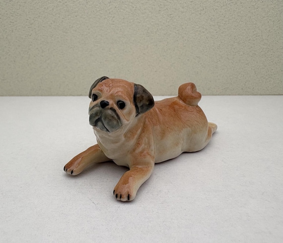 陶器製パグの置物 - 手描きのミニチュア犬、子鹿色または黒色の子犬の