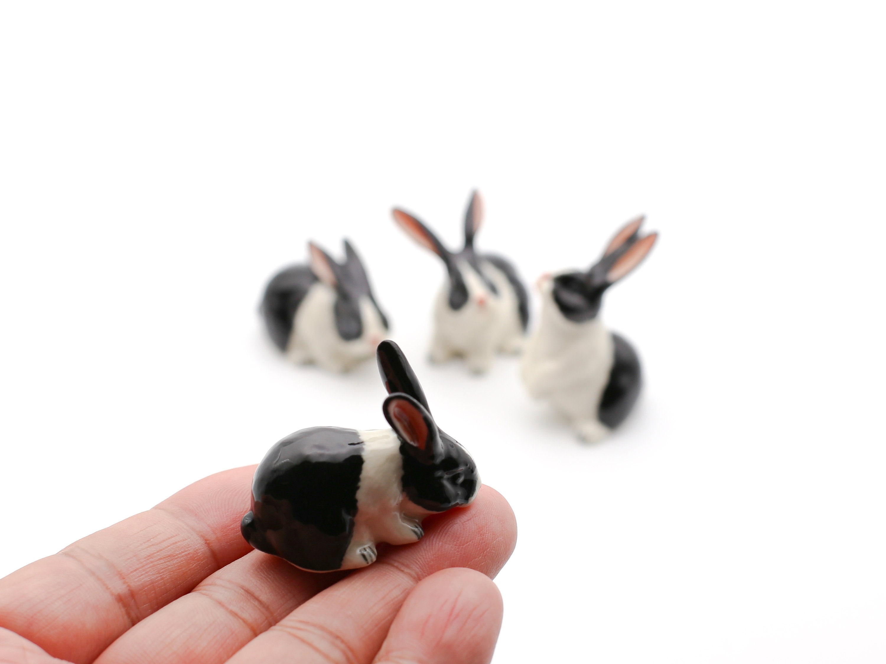 Handbemalte Keramik Hase Figur: Schwarz und Weiß Miniatur