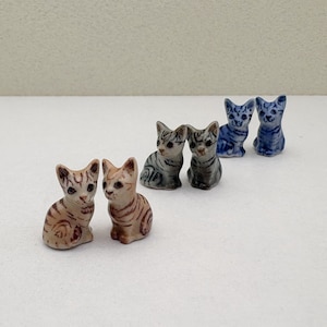 小さなトラ猫の置物 - 手描きの陶器製猫のペア（ブラウン、グレー、ブルー） - ドールハウスやギフトに最適なミニ動物の置物