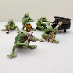 Hand-Painted Ceramic Frog Musician Figurine: Jazz Band Decor