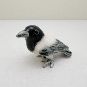 Skata Keramikfigur | Handmålad Fågelskulptur | Svartvit Miniatyr | Samlarbar Corvid Dekor