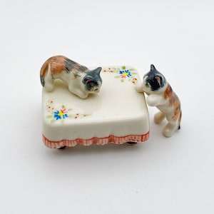 Vintage-Inspired Kitten Playtime Figurines Set, Lifelike for your miniature Dollhouse Collection | Gift for Cat Lovers