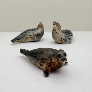 ミニチュアセラミック製アシカアザラシの動物、小さな茶色とオレンジ色