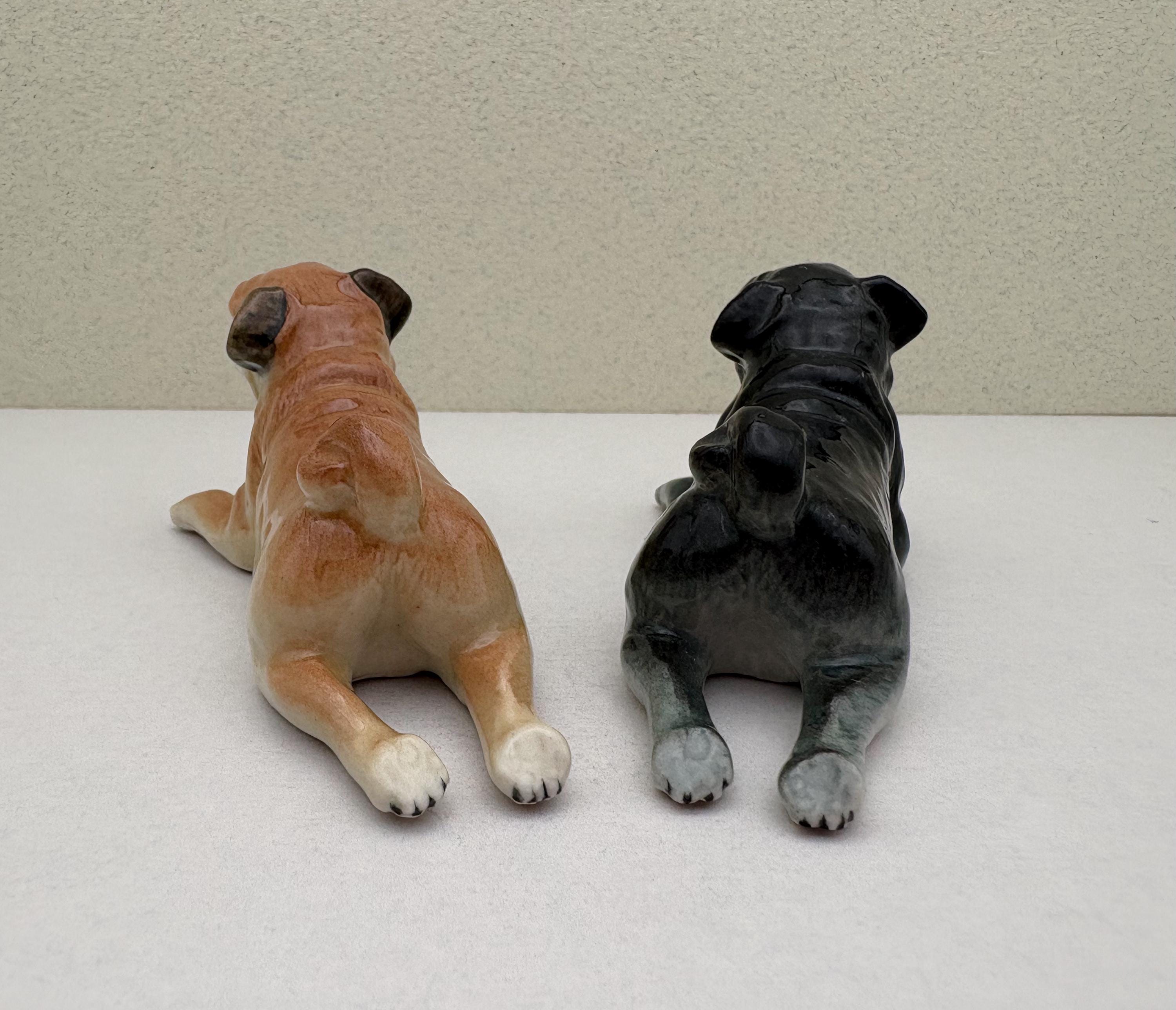 陶器製パグの置物 - 手描きのミニチュア犬、子鹿色または黒色の子犬の