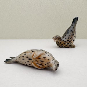 Ręcznie malowana ceramiczna figurka foki – pozycja do zabawy w pozycji pionowej lub relaksującej pozycji leżącej