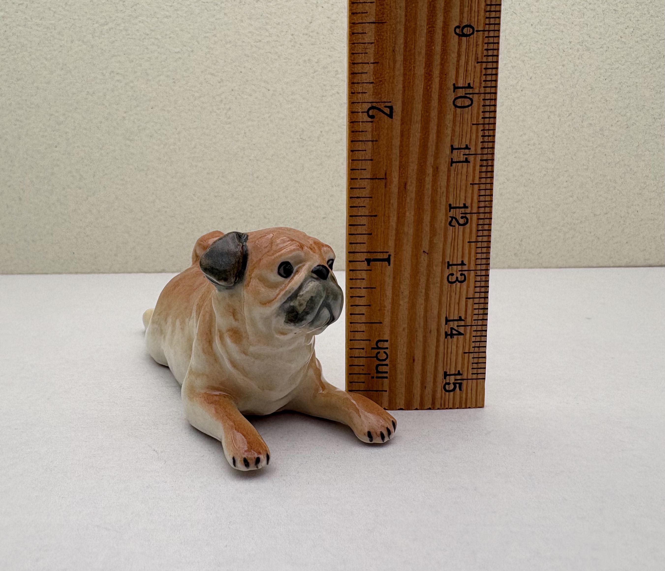 陶器製パグの置物 - 手描きのミニチュア犬、子鹿色または黒色の子犬の