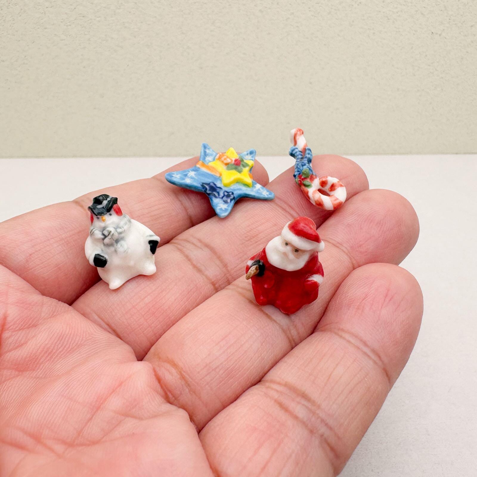 18 stuks miniatuur ornamenten van kunsthars, kerstdecoratie, mini-ornamenten, kerstversiering, sneeuwpop miniaturen van kunsthars, kerstdecoratie voor de
