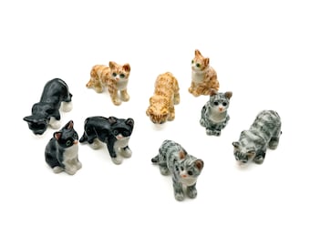 Handmålade keramiska kattfigurer: Miniatyr dockhusdekor