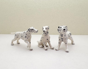 ミニチュアセラミック製ダルメシアン犬、寝そべった動物の赤ちゃん