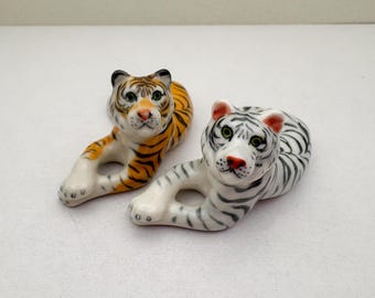 陶磁器 手描き 置物  とら 陶磁器 手描き 置物 とら 手描きの陶器製虎の置物 – 好奇心旺盛な視線