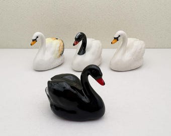 エレガントな陶器製白鳥の置物 – 4色のカラーバリエーション | 手描きのミニチュア鳥の置物