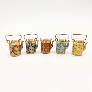 Keramik Porzellan Miniatur Chinesisch Teekanne mit Kupfer Griff, Benjarong Muster Goldene Punkte, Puppenhaus Dekoration, Geschenk für Teekannen-Liebhaber