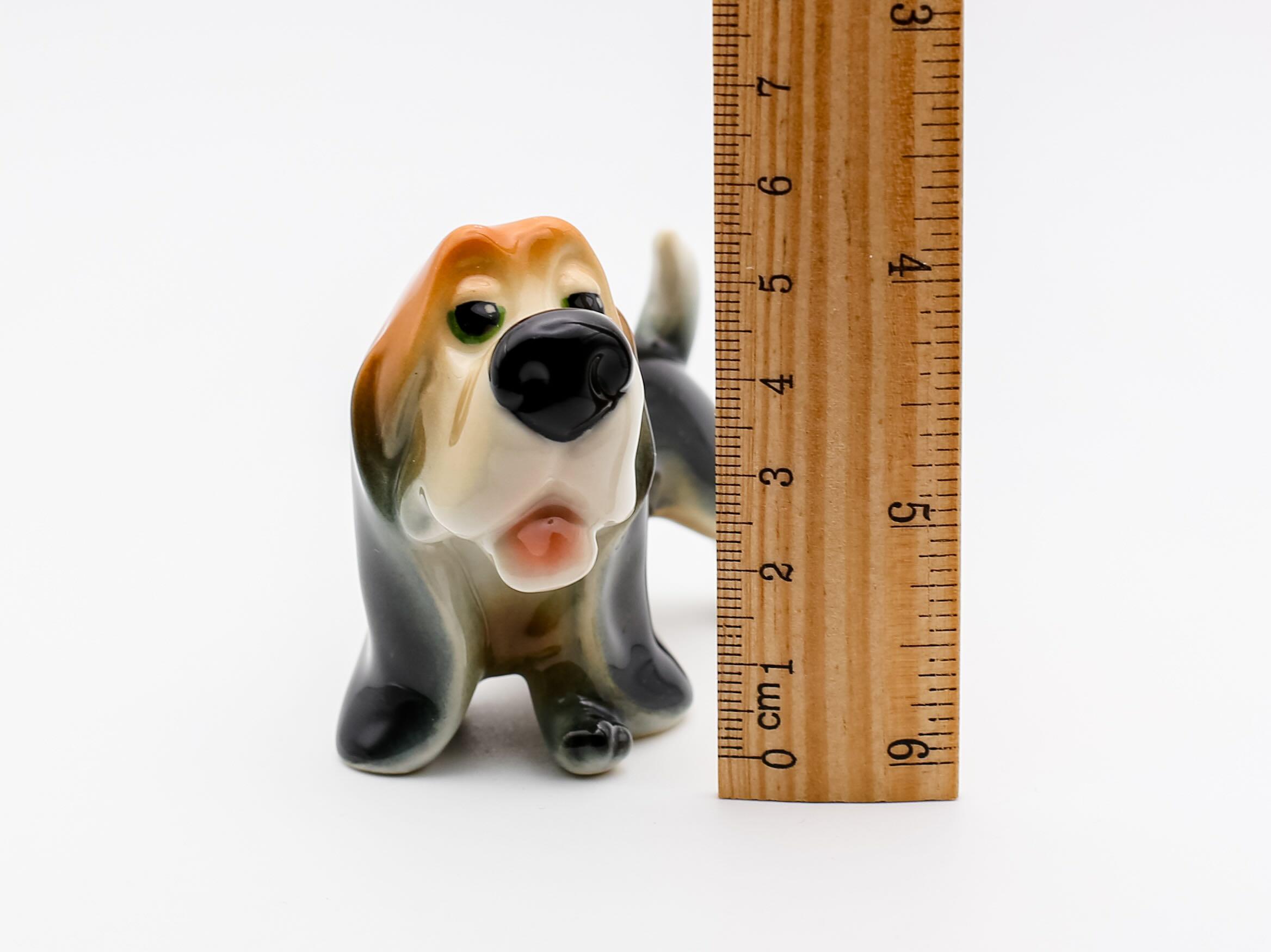 バセットハウンド 陶器 置物 犬の置物 インテリア オブジェ 手描きのバセットハウンドの陶器の置物：コレクター向けの犬の装飾品