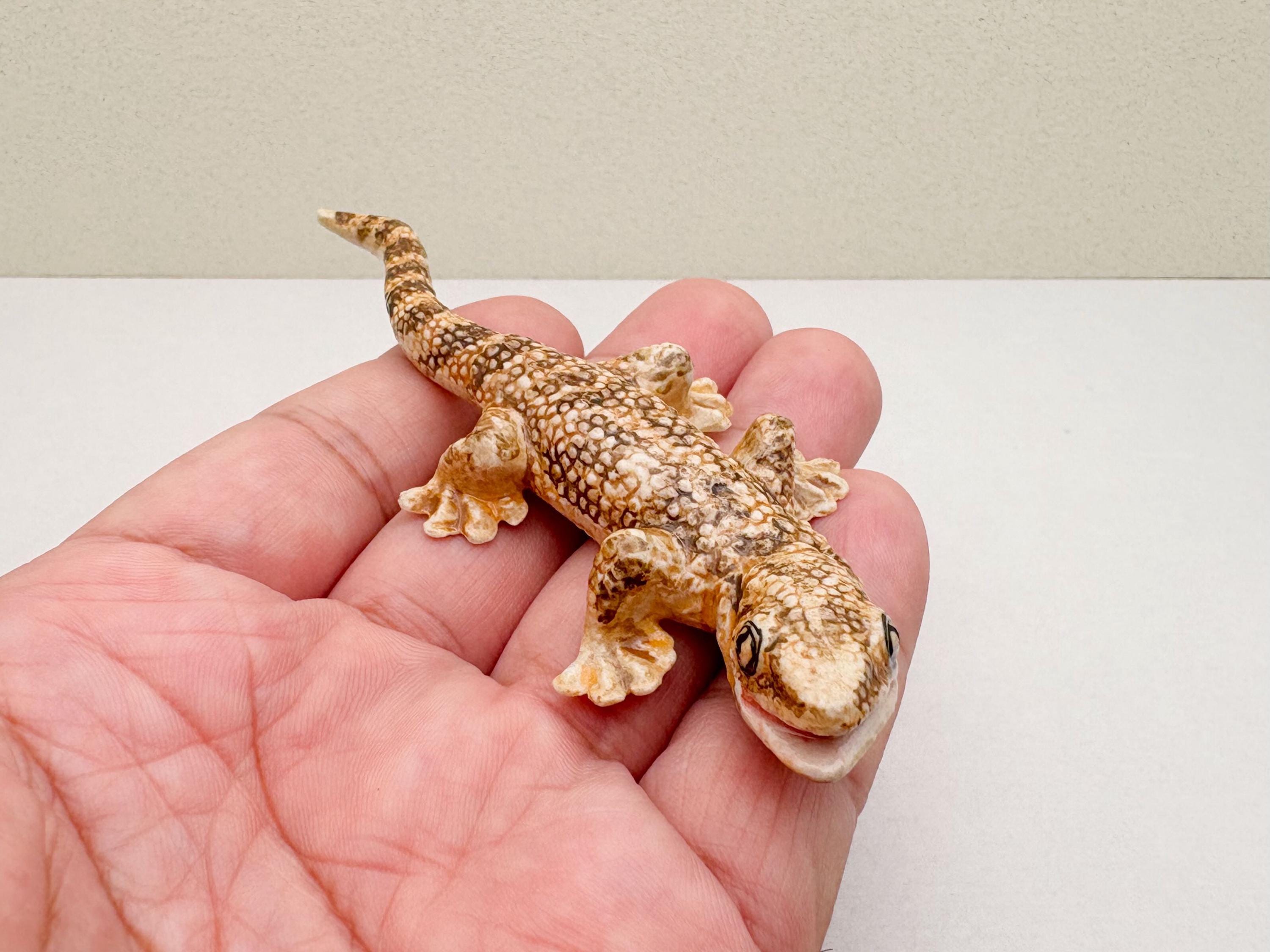 手作りの陶器製ヤモリの置物：微笑むトカゲの棚飾り - Etsy 日本