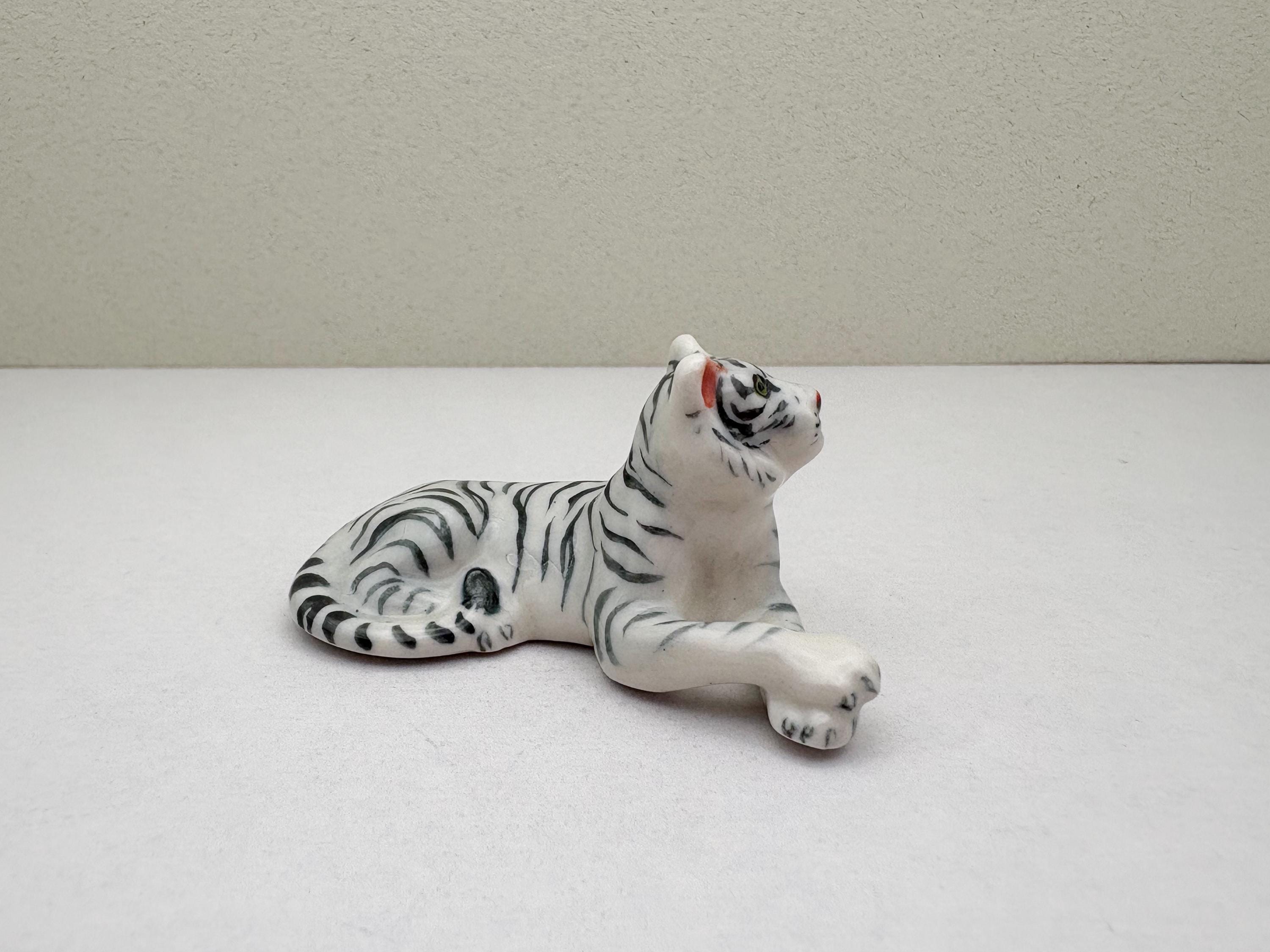 陶磁器 手描き 置物 とら 手描きの陶器製虎の置物 – 好奇心旺盛な視線